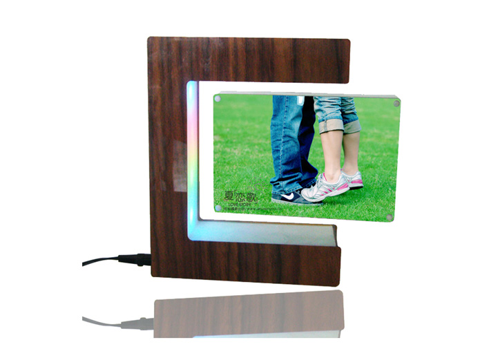 Floating photo frame